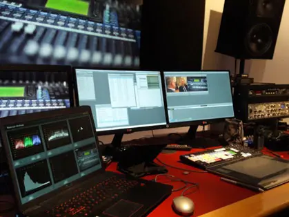 Werkplek van De Video Editor, met laptop en kleurmarker